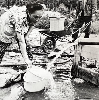 写真：湯くみの様子